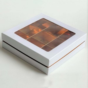 К74 Коробка ЛЮКС для 9 конфет с большим окном 160*160*45 мм (белая/золото)